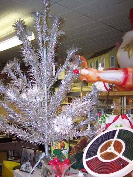 Aluminum Christmas tree with color wheel